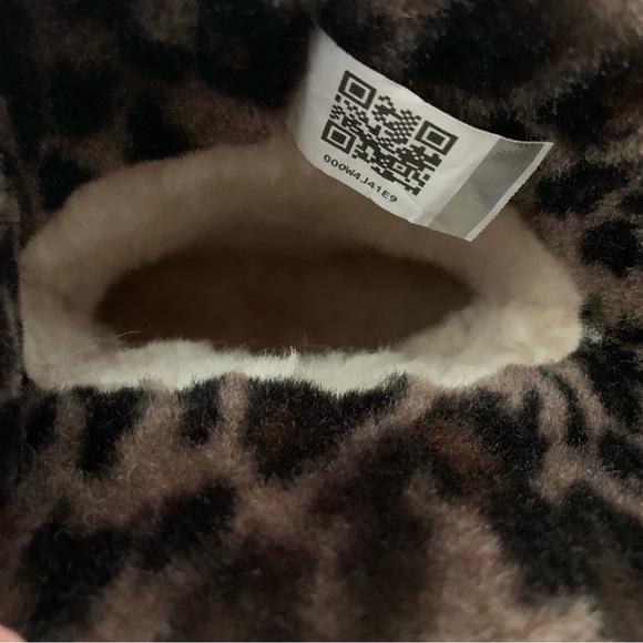 RARE* UGG® AUSTRALIA Ellee Animal Boot Sz6 Brown Cheetah Fur Cuff Buckle detail - Picture 8 of 9